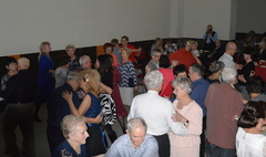 DJ Wika na andrzejkowej imprezie dla seniorów (link otworzy duże zdjęcie)