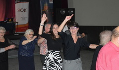 DJ Wika na andrzejkowej imprezie dla seniorów (link otworzy duże zdjęcie)