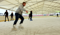 Pierwsi łyżwiarze na sezonowym lodowisku przy ulicy Wrzesińskiej