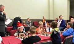 Młodzi szachiści godnie uczcili dzień św. Mikołaja (link otworzy duże zdjęcie)