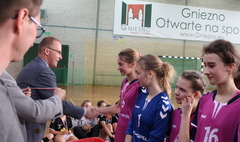 SP 12 Mistrzem Gniezna w piłce ręcznej (link otworzy duże zdjęcie)