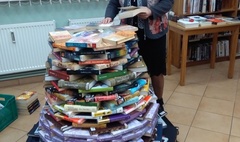 Książkowa choinka w bibliotece (link otworzy duże zdjęcie)