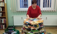 Książkowa choinka w bibliotece (link otworzy duże zdjęcie)