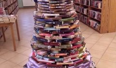 Książkowa choinka w bibliotece (link otworzy duże zdjęcie)