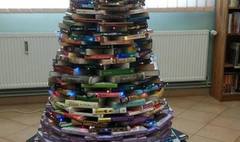 Książkowa choinka w bibliotece (link otworzy duże zdjęcie)