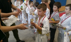 8 medali zawodników GKK Yoshitaka Dojo (link otworzy duże zdjęcie)