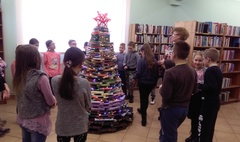 Z ilu książek ta niezwykła choinka?