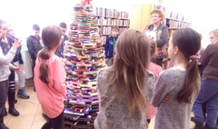 Z ilu książek ta niezwykła choinka? (link otworzy duże zdjęcie)