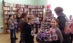 Z ilu książek ta niezwykła choinka? (link otworzy duże zdjęcie)