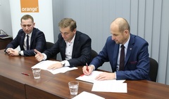 Zdjęcie podczas podpisania porozumienia z Orange Polska