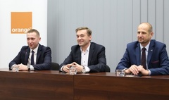 Zdjęcie podczas podpisania porozumienia z Orange Polska (link otworzy duże zdjęcie)
