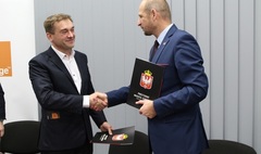 Zdjęcie podczas podpisania porozumienia z Orange Polska (link otworzy duże zdjęcie)