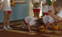 Nauka poprzez sport w gnieźnieńskim przedszkolu (link otworzy duże zdjęcie)