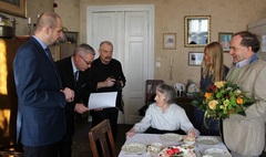 Zdjęcie zrobione podczas setnych urodzin pani Leokadii Śmieleckiej (link otworzy duże zdjęcie)