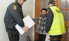 Strażnicy Miejscy w Gnieźnie kolejny raz z pomocą świąteczną (link otworzy duże zdjęcie)