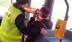 Strażnicy Miejscy profilaktycznie w autobusach komunikacji miejskiej (link otworzy duże zdjęcie)
