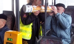 Strażnicy Miejscy profilaktycznie w autobusach komunikacji miejskiej (link otworzy duże zdjęcie)