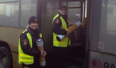 Strażnicy Miejscy profilaktycznie w autobusach komunikacji miejskiej (link otworzy duże zdjęcie)