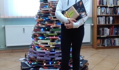Książkowa choinka w bibliotece (link otworzy duże zdjęcie)