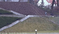 Wandale niszczący murek przy placu św. Wojciecha.