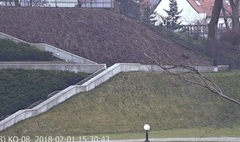 Wandale niszczący murek przy placu św. Wojciecha. (link otworzy duże zdjęcie)