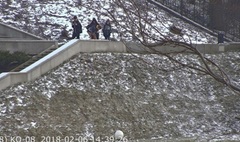 Wandale niszczący murek przy placu św. Wojciecha. (link otworzy duże zdjęcie)