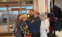 Strażnicy Miejscy przekonywali do noszenia odblasków (link otworzy duże zdjęcie)