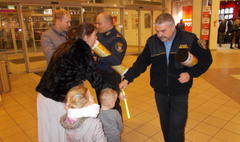 Strażnicy Miejscy przekonywali do noszenia odblasków (link otworzy duże zdjęcie)