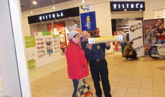 Strażnicy Miejscy przekonywali do noszenia odblasków (link otworzy duże zdjęcie)