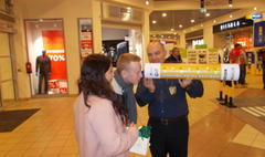 Strażnicy Miejscy przekonywali do noszenia odblasków (link otworzy duże zdjęcie)