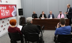 Uczestnicy konferencji prasowej zapowiadającej 8. Preteksty. Od lewej, Andrzej Malicki, Dariusz Pil (link otworzy duże zdjęcie)