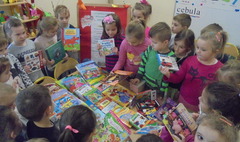 Przedszkolaki pomagają rówieśnikom