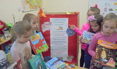 Przedszkolaki pomagają rówieśnikom (link otworzy duże zdjęcie)