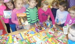 Przedszkolaki pomagają rówieśnikom (link otworzy duże zdjęcie)