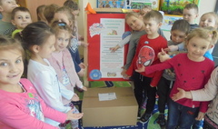 Przedszkolaki pomagają rówieśnikom (link otworzy duże zdjęcie)