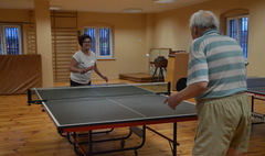 Przy stole z seniorami (link otworzy duże zdjęcie)