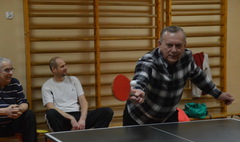 Przy stole z seniorami (link otworzy duże zdjęcie)