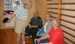 Przy stole z seniorami (link otworzy duże zdjęcie)