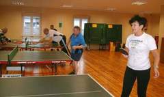 Przy stole z seniorami (link otworzy duże zdjęcie)