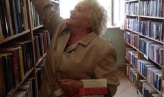 Papierowe róże w bibliotece (link otworzy duże zdjęcie)