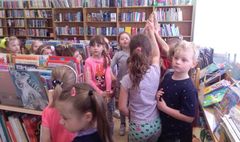 Papierowe róże w bibliotece (link otworzy duże zdjęcie)