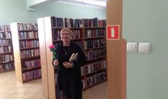 Papierowe róże w bibliotece (link otworzy duże zdjęcie)