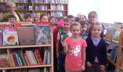 Papierowe róże w bibliotece (link otworzy duże zdjęcie)