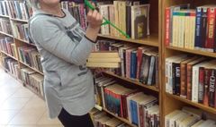 Papierowe róże w bibliotece