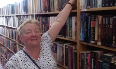 Papierowe róże w bibliotece (link otworzy duże zdjęcie)