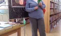 Papierowe róże w bibliotece (link otworzy duże zdjęcie)