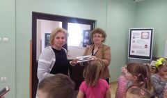 Papierowe róże w bibliotece (link otworzy duże zdjęcie)