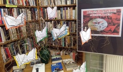 Papierowe róże w bibliotece (link otworzy duże zdjęcie)