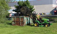 Zakład Zieleni Miejskiej z nowym traktorem (link otworzy duże zdjęcie)