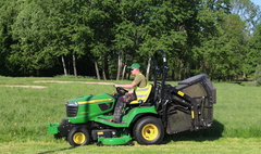 Zakład Zieleni Miejskiej z nowym traktorem (link otworzy duże zdjęcie)